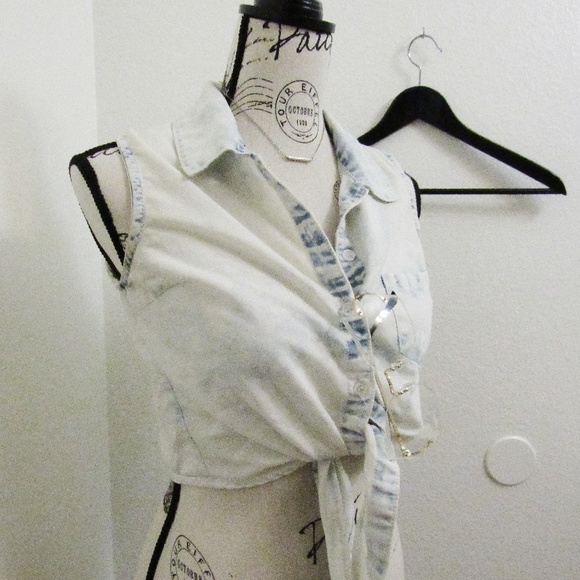 CHARLOTTE RUSSE Crop Tie up Top - Picture 1 of 2